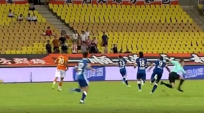 Henrique Dourado é suspenso por um ano do futebol chinês após agredir o árbitro