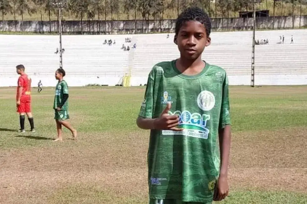 VÍDEO: David Luiz, menino de 12 anos do União, faz "Gol Puskas" no interior de Minas Gerais 