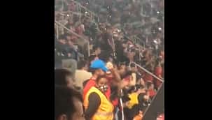 Torcedora do Athletico-PR imita macaco para torcida do São Paulo