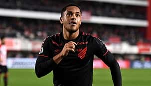 Vitor Roque faz nos acréscimos e classifica Athletico para as semifinais da Libertadores