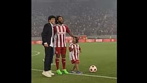 VÍDEO: A recepção calorosa da torcida do Olympiacos ao lateral brasileiro Marcelo