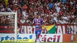 Com direito a virada no fim, Fortaleza vence o Flamengo e se afasta da zona de rebaixamento
