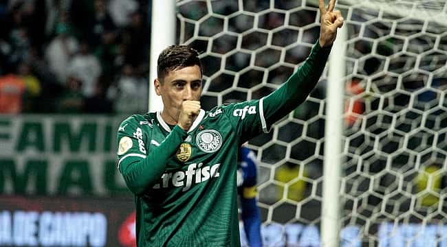 Com um a menos, Palmeiras vence o Santos e dispara na liderança com golaço de Merentiel