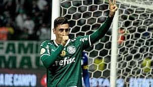 Com um a menos, Palmeiras vence o Santos e dispara na liderança com golaço de Merentiel