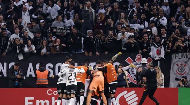 Corinthians 'comanda' zoeira na web após gol contra de Felipe Melo e classificação à final 