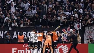 Corinthians 'comanda' zoeira na web após gol contra de Felipe Melo e classificação à final 
