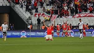 Corinthians e Inter fazem jogão com direito a lei do ex e empatam em 2 x 2 em Itaquera