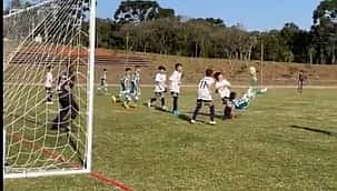 Gol de bike de garoto do Coritiba viraliza na internet