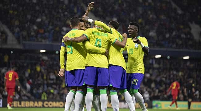 Tite define a escalação do Brasil contra a Tunísia, no último amistoso da seleção antes da Copa 
