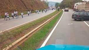 Torcedores do Cruzeiro e Palmeiras brigam na Fernão Dias; presidente da Mancha é espancado