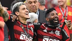 Após tri da Libertadores, jogadores do Fla cantam: "Real Madrid, pode esperar, a sua hora vai chegar"