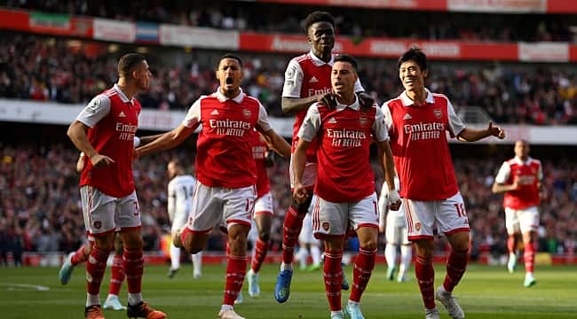 Brasileiros brilham, Arsenal vence Liverpool e recupera a liderança da Premier League