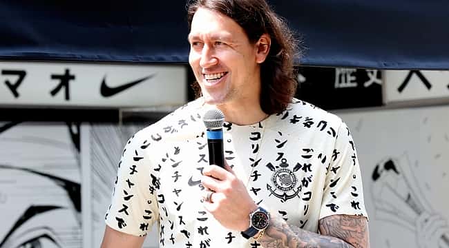 Cássio "apresenta" a nova camisa 3 do Corinthians, em homenagem ao Mundial de 2012 