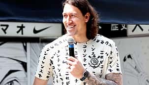 Cássio "apresenta" a nova camisa 3 do Corinthians, em homenagem ao Mundial de 2012 