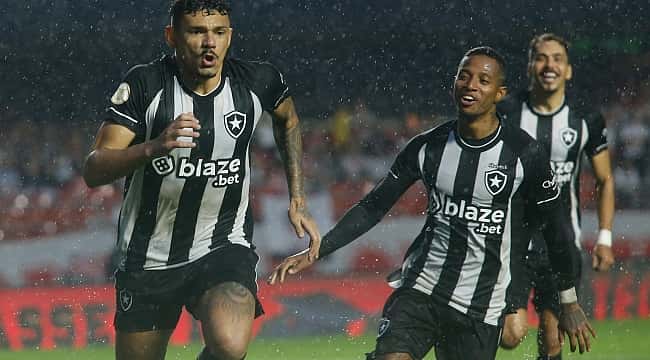 Com pênalti polêmico no fim, Botafogo vence o São Paulo em duelo direto pela Libertadores