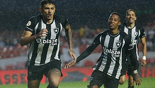 Com pênalti polêmico no fim, Botafogo vence o São Paulo em duelo direto pela Libertadores
