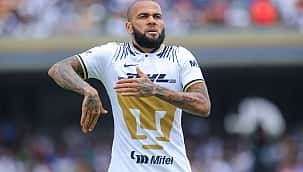 Eliminado com o Pumas, Dani Alves volta ao Barcelona para manter a forma e jogar a Copa 