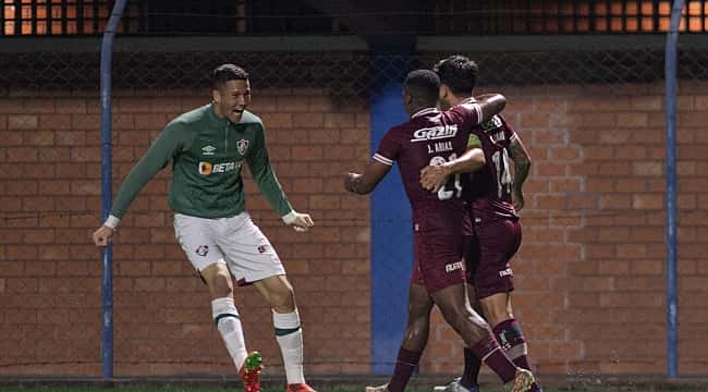 Fluminense goleia o Avaí e volta para o G4 do Brasileiro