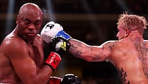 Jake Paul surpreende, aplica knockdown em Anderson Silva e vence na decisão