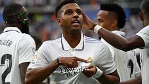 Rodrygo marca no fim, Real Madrid vence o Barcelona e assume a liderança do Espanhol