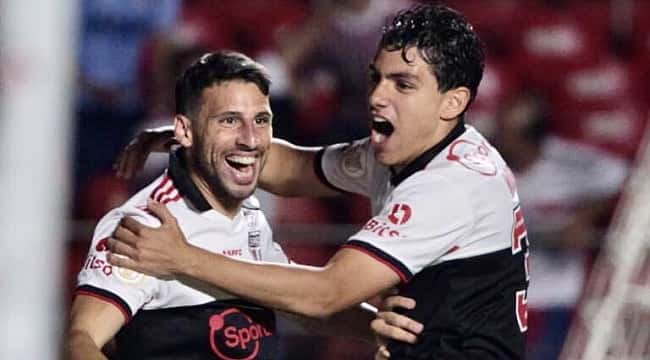 São Paulo bate o Coxa e sonha com a Libertadores