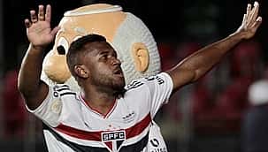 São Paulo vence o Atlético-GO no fim e mantém vivo o sonho da Libertadores