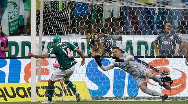 Scarpa perde pênalti, líder Palmeiras fica com dois jogadores a mais, mas só empata com São Paulo