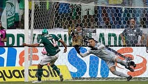 Scarpa perde pênalti, líder Palmeiras fica com dois jogadores a mais, mas só empata com São Paulo