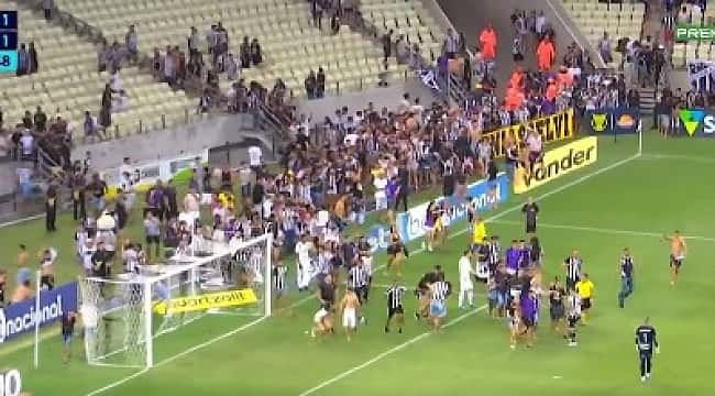 Torcedores do Ceará brigam entre si, invadem o campo e partem pra cima dos jogadores