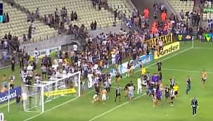 Torcedores do Ceará brigam entre si, invadem o campo e partem pra cima dos jogadores