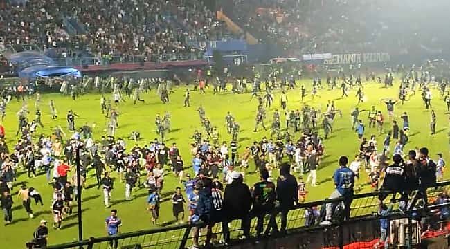 Tragédia no futebol: mais de 170 mortos após invasão de campo na Indonésia 