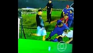 VÍDEO: Torcedor invade campo durante Sport x Vasco e chuta bombeira civil