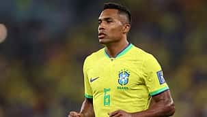 Alex Sandro tem lesão no quadril confirmada e está fora do jogo contra Camarões