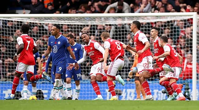 Arsenal vence Chelsea no Stamford Bridge e volta à liderança do Campeonato Inglês