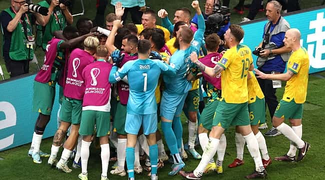 Austrália vence a Dinamarca, faz história e se classifica para as oitavas da Copa do Mundo 