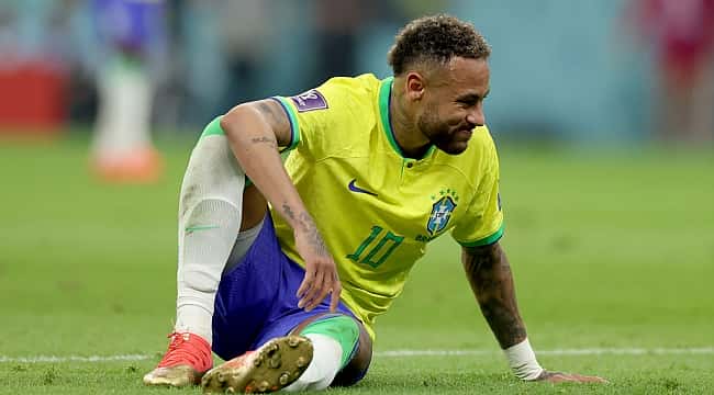 Com lesões nos tornozelos, Neymar e Danilo estão fora da fase de grupos da Copa do Mundo 