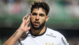 Mesmo com um jogador a menos em campo, Corinthians busca empate diante do Coritiba 