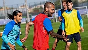 Comissão técnica da seleção fica impressionada com Dani Alves nos treinos do Barcelona B
