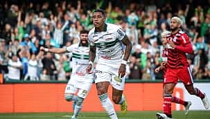 Coritiba vence Flamengo e se livra do rebaixamento 