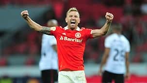 Inter vence o Athletico e dispara na vice-liderança