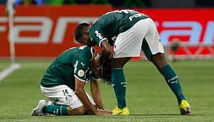 Na despedida de Scarpa do Allianz e com festa de campeão, Palmeiras vence o América-MG 