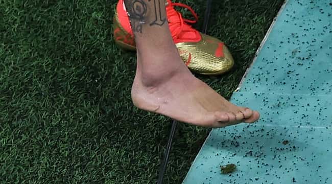 Neymar sofre entorse no tornozelo e preocupa; Tite diz ter certeza de que ele jogará a Copa