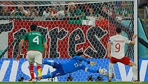 Ochoa "descongela" após 4 anos, defende pênalti de Lewandowski e México empata com a Polônia