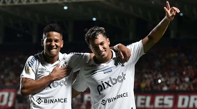 Santos vira sobre o Atlético-GO no fim e segue sonhando com vaga na Libertadores