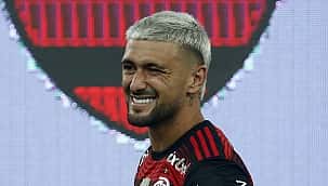 Arrascaeta dá caneta em Carlos Alberto e internet vai à loucura