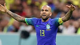 Capitão na derrota brasileira, Daniel Alvez afirma: "Fica de alerta"