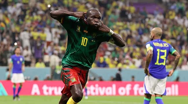 Com time reserva, Brasil sofre gol nos acréscimos e perde para Camarões, mas avança em primeiro