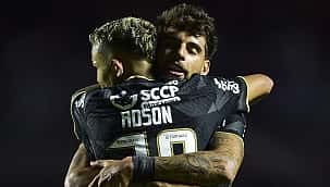 Adson brilha e Corinthians bate o São Paulo