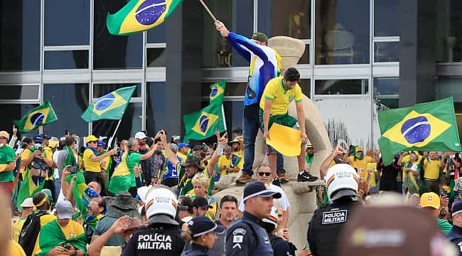 CBF se manifesta contra o uso da camisa da seleção brasileira para atos de vandalismo