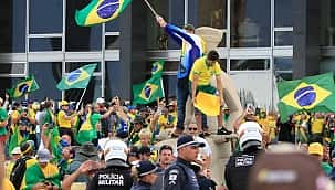 CBF se manifesta contra o uso da camisa da seleção brasileira para atos de vandalismo